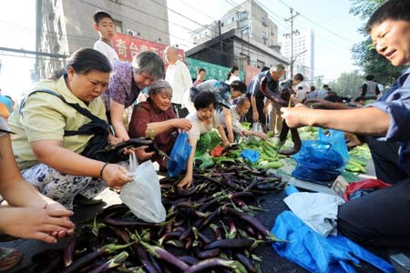 Khu chợ trời tại thủ phủ Urumqi, khu tự trị Tân Cương là nơi giao dịch buôn bán sầm uất và nổi tiếng nhất của khu vực này. Vào buổi sáng, các thương lái đem sản phẩm nông sản bày bán đông đúc.